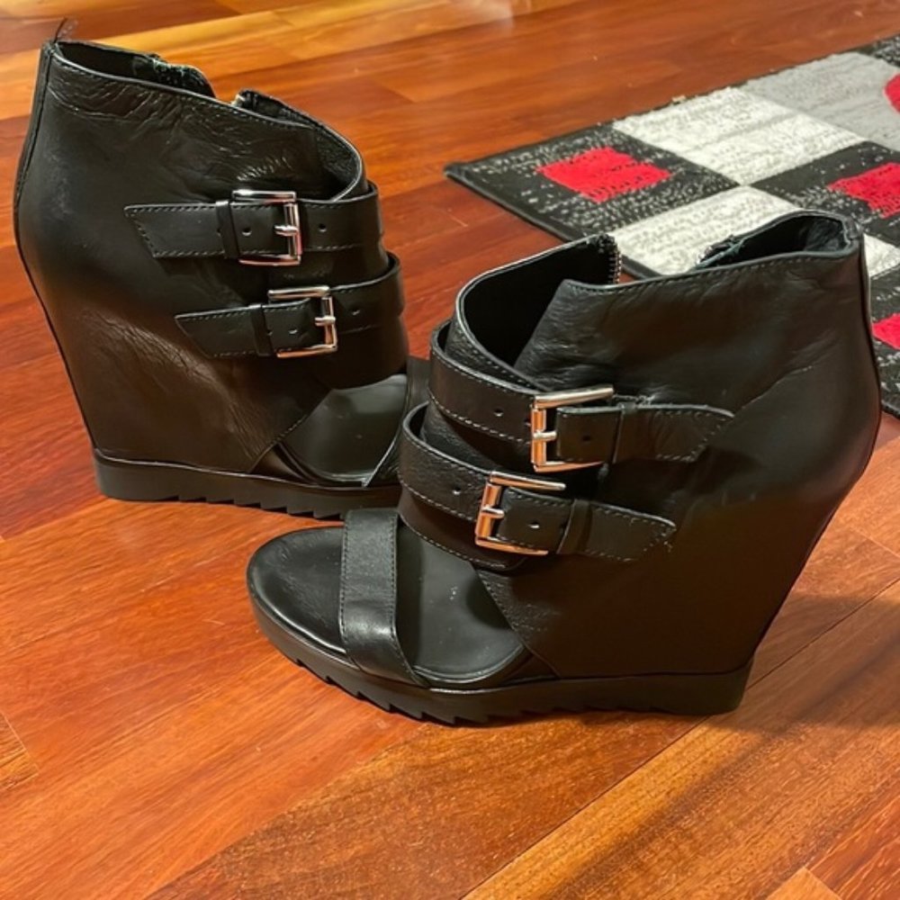 Ash Women’s High-top black tip toe